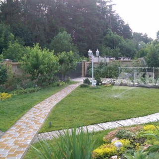 Автоматический полив оросителями цветников и газона