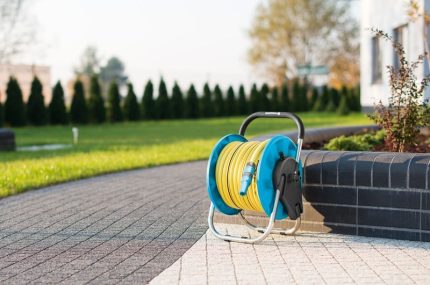 Катушка для шланга Cellfast ALUPLUS во дворе