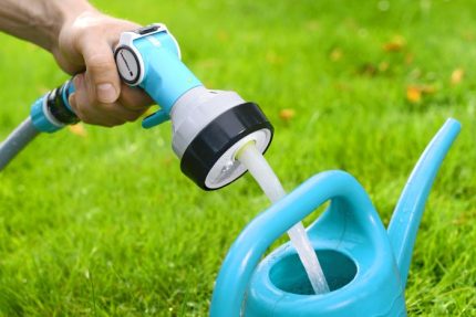 Пистолет для полива Cellfast ERGO с четырьмя функциями в действии