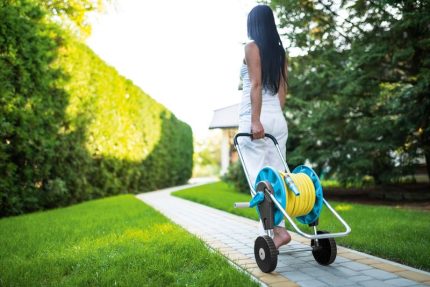 Тележка для шланга Cellfast ALUPLUS во дворе