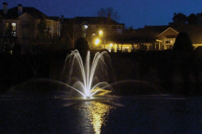 Аэрационный фонтан Genesis от компании Otterbine в ночное время