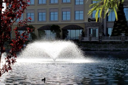 Аэрационный фонтан Sunburst от компании Otterbine на фоне здания