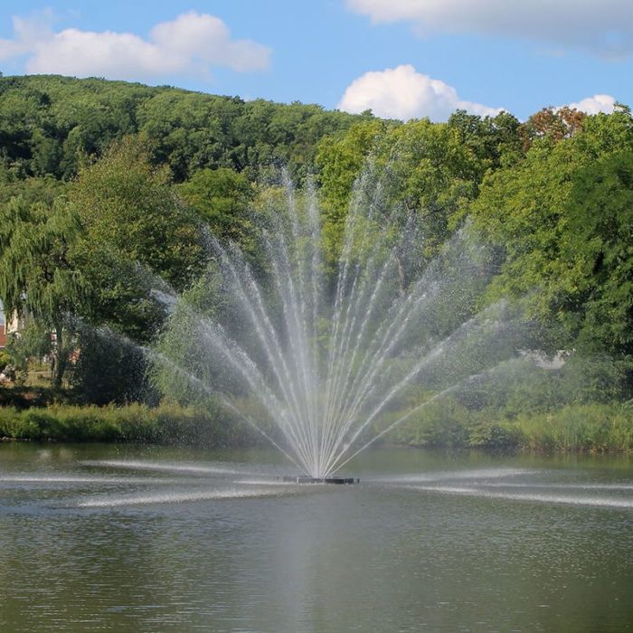Большой аэрационный фонтан для водоема Equinox от компании Otterbine