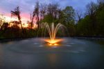 Аэрационный фонтан constellation от Otterbine в темное время суток