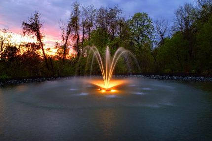 Аэрационный фонтан constellation от Otterbine в темное время суток